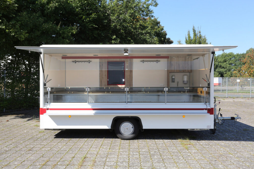 Kühltheke mit senkrechtem Glasaufsatz, 670 mm Auslagentiefe, 1 Kühlfach unter Theke, BÄRO Intara CX Strahler, Plakatrahmen im Format DIN A1