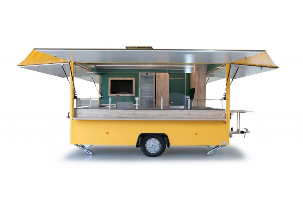 Imbissverkaufsmobil mit: Klapptisch auf der Deichsel, 3 Verkaufsklappen, LED-Beleuchtung, 1x Sichtkühlschrank, 1x Bratgerät 1400mm (Gasbetrieben), 1x 2-Korbfritteuse KF 402 (Gasbetrieben) und 1x Bainmarie BM WGB (Gasbetrieben).
