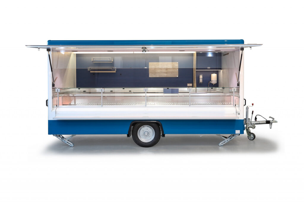 Verkaufsanhänger für Fisch und Feinkost-Kühltheke mit stiller Kühlung, unterhalb ein Kühlfach für 2 E-Kisten und eine Isoliertruhe mit Umluftkühlung-Polyesterfußboden, Regale, LED-Beleuchtung und vieles mehr