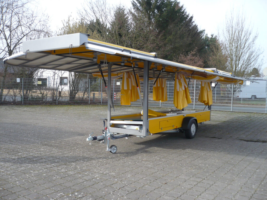 Obst & Gemüse Verkaufsanhänger von 5,00 auf 10,00 m ausziehbar, LED Beleuchtung, inklusive Schürze und Windschutzvorhang, an der Verkäuferseite mit ausgestelltem Erker.
