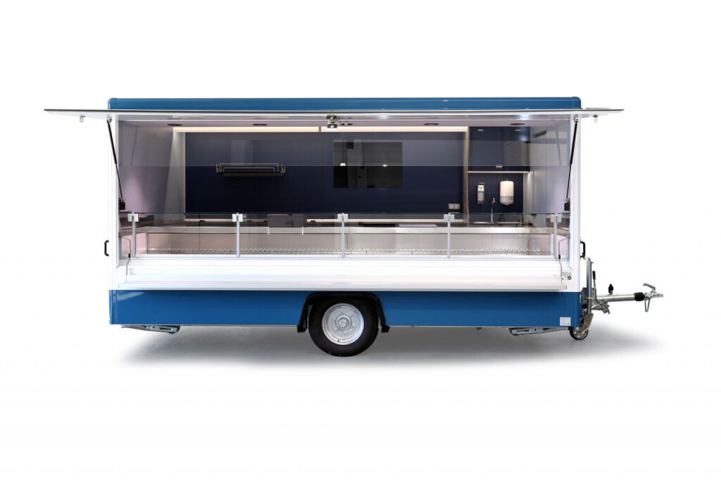 Fisch Verkaufsanhänger mit 4,5 m Kühltheke, 1 x Kühltruhe und einem Kühlauszug für 2 E-Kisten.