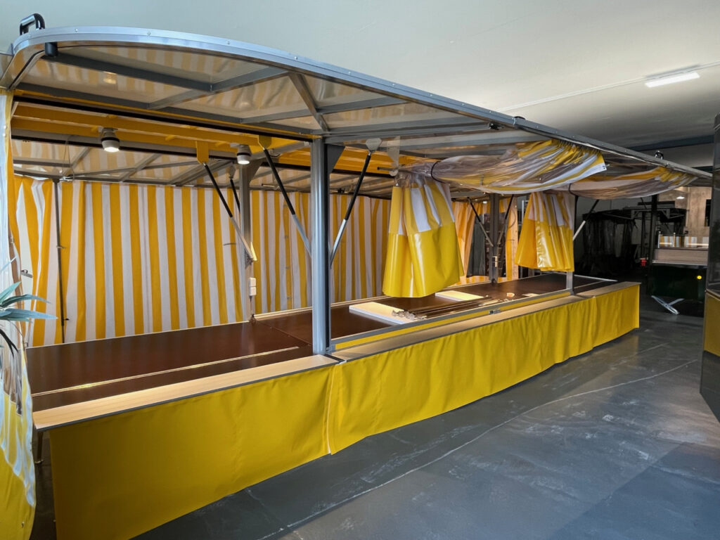 Verkaufsanhänger ausziehbar von 4,20 m auf 8,00 m-Rolldach vorne und hinten, umliegende Plane bzw. Vorhang.