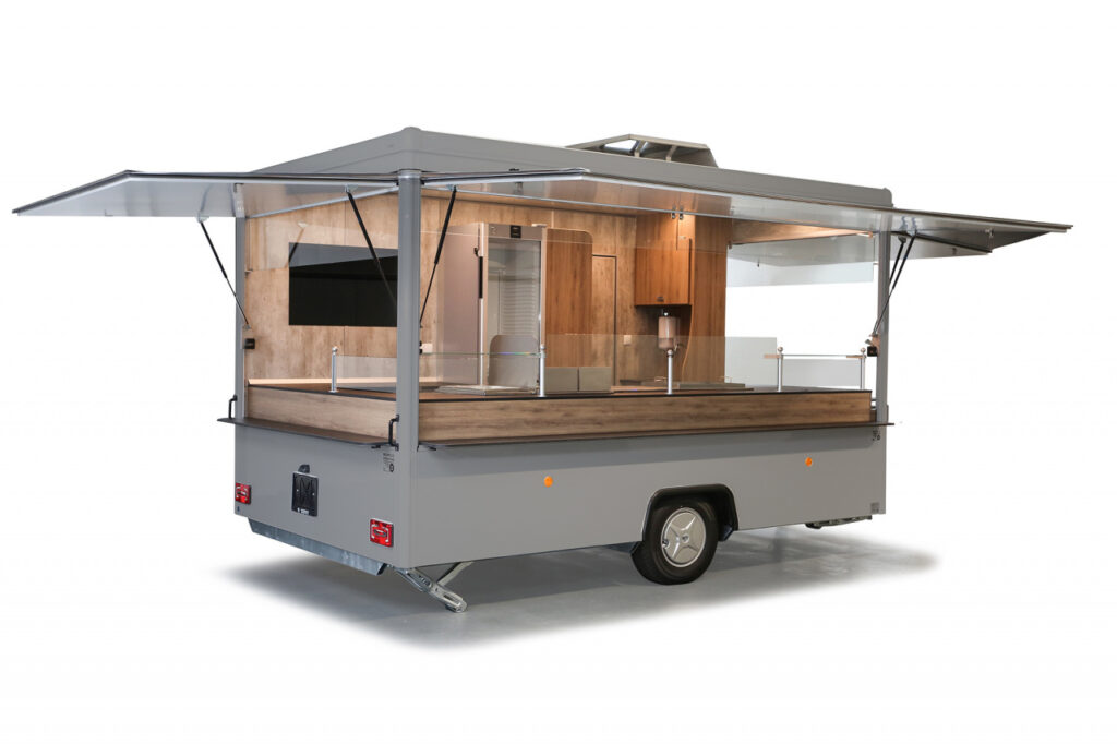 Imbissanhänger ab sofort verfügbar!-Dekore abweichend, Lackierung in RAL 7005 mausgrau-Doppelfritteuse, Bainmarie mit 3 GN-Behältern, Rostgrill und Griddlepfanne