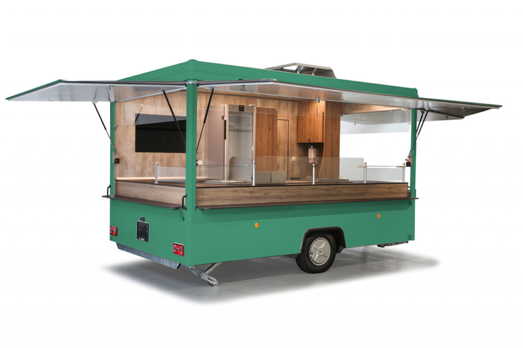 Imbissanhänger ab sofort verfügbar!-Dekore abweichend, Lackierung in RAL 6000 - patinagrün-Doppelfritteuse, Bainmarie mit 3 GN-Behältern, Rostgrill und Griddlepfanne