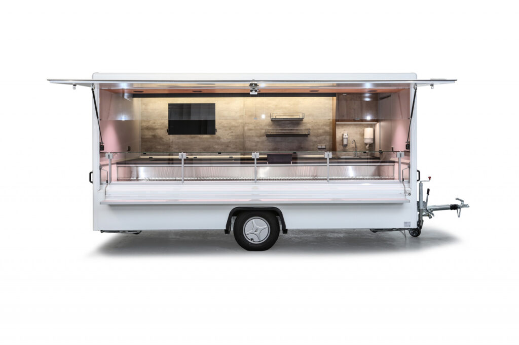 Borco Höhns Fischverkaufsanhänger-4,5m Kühltheke und Isoliertruhe, Kühlmaschine ausgelegt für 32°C Umgebungstemperatur.-LED Beleuchtung, 230 Volt Anschluss