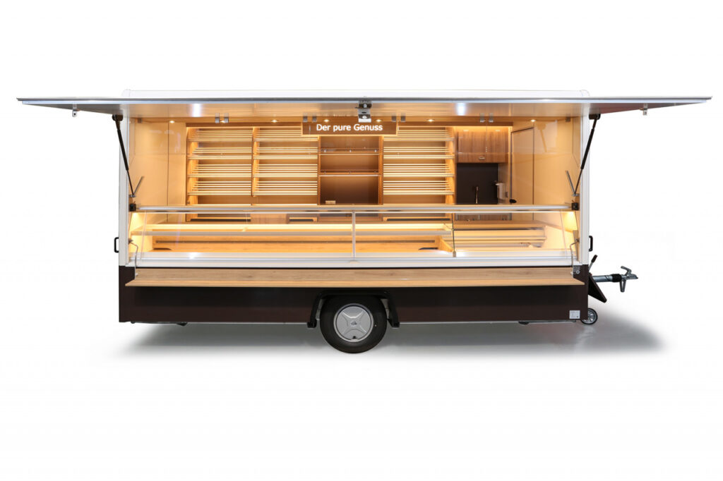 Borco Höhns Backwarenanhänger mit 1,3m Kühltheke und 3,2m Backwarentheke. -Hinterleuchtete Lampenblende, integrierter Papiertuchhalter, Papierrollenhalter uvm.