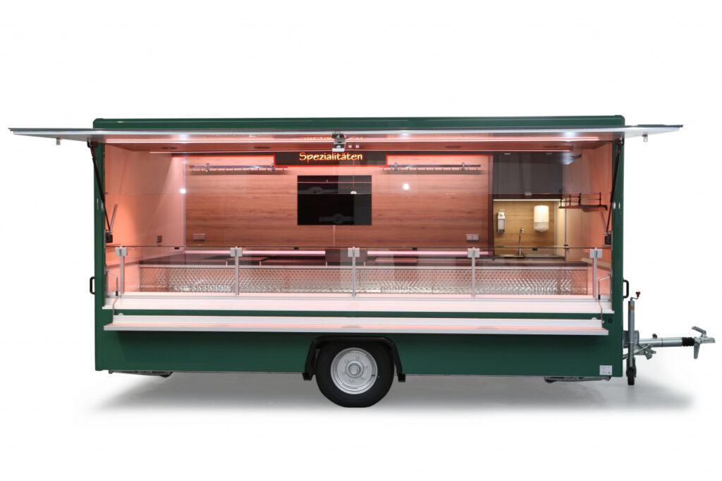 Fleischverkaufsanhänger mit 4,50m Kühltheke, einem Kühlfach mit ca 400 Litern und 2 Schubladen und einer beheizten Körperschutzkante.