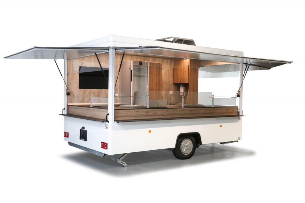 Imbissanhänger ab sofort verfügbar!-Dekore abweichend, Lackierung in RAL 9016 verkehrsweiß-Doppelfritteuse, Bainmarie mit 3 GN-Behältern, Rostgrill und Griddlepfanne