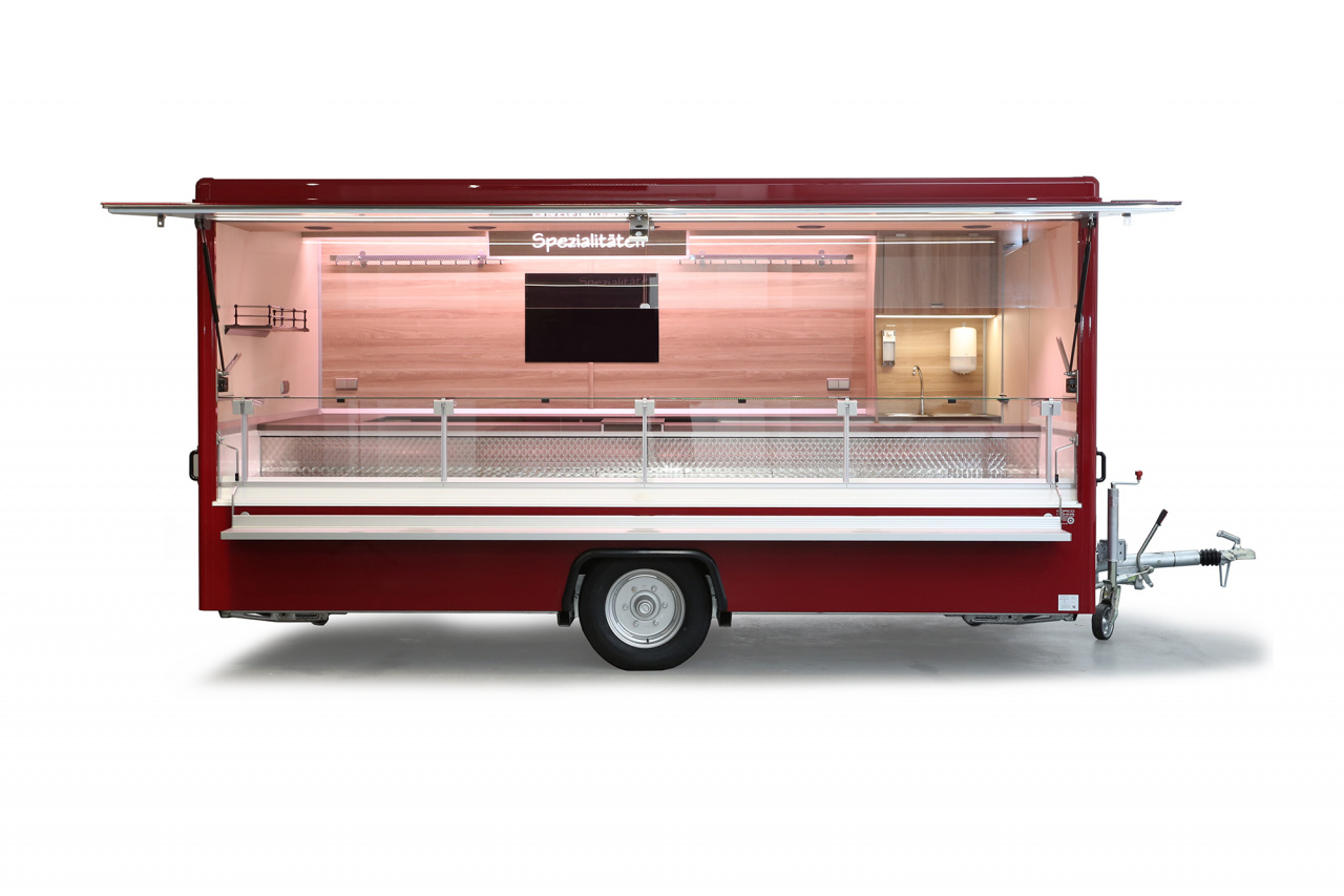 Fleischverkaufsanhänger mit einem Kühlfach mit 2 Auszügen, 4,50m Kühltheke und einer beheizten Körperschutzkante.