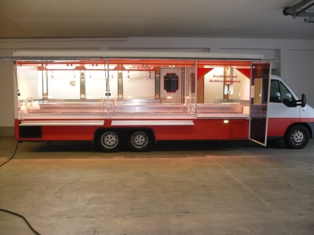Wochenmarkt-Verkaufsmobil mit Hackfleischabteilung, sehr gepflegter Zustand mit geringer Kilometerleistung.
