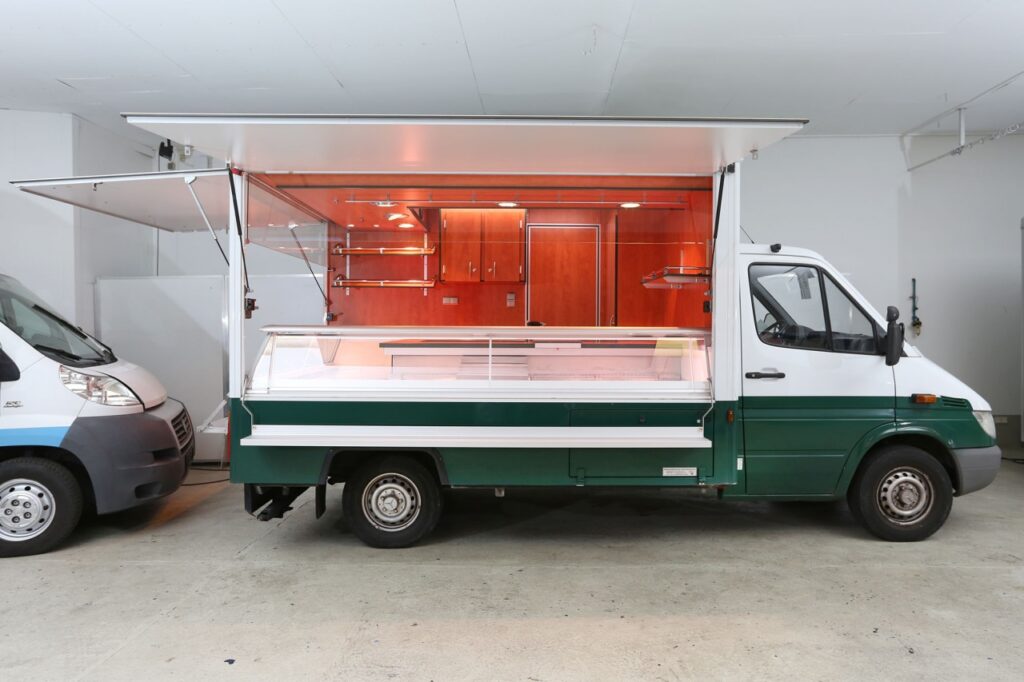 Wochenmarkt-Verkaufsmobil mit Kühltheke über Eck und sehr guter Ausleuchtung.--Eine Funktionskontrolle des Verkaufsaufbaus mit Gerätschaften ist erfolgt-weitere Umbau- und Instandsetzungsarbeiten nur gegen gesonderte Berechnung-TÜV-Abnahme wird bei Verkauf vorgenommen