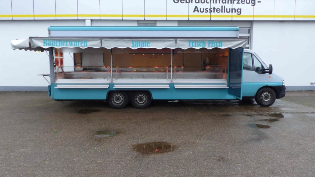 Verkaufsseite rechts und Heckseite. Zweikorbfriteuse mit Abzugshaube und auch Esstisch an der Heckseite vorhanden.--Der Verkauf erfolgt im fahrbereiten Zustand. -Eine Funktionskontrolle des Verkaufsaufbaus mit Gerätschaften wird vorgenommen.-Instandsetzungsarbeiten nur gegen gesonderte Berechnung.-Das Fahrzeug hat eine gültige TÜV-Abnahme bis Januar 2021.