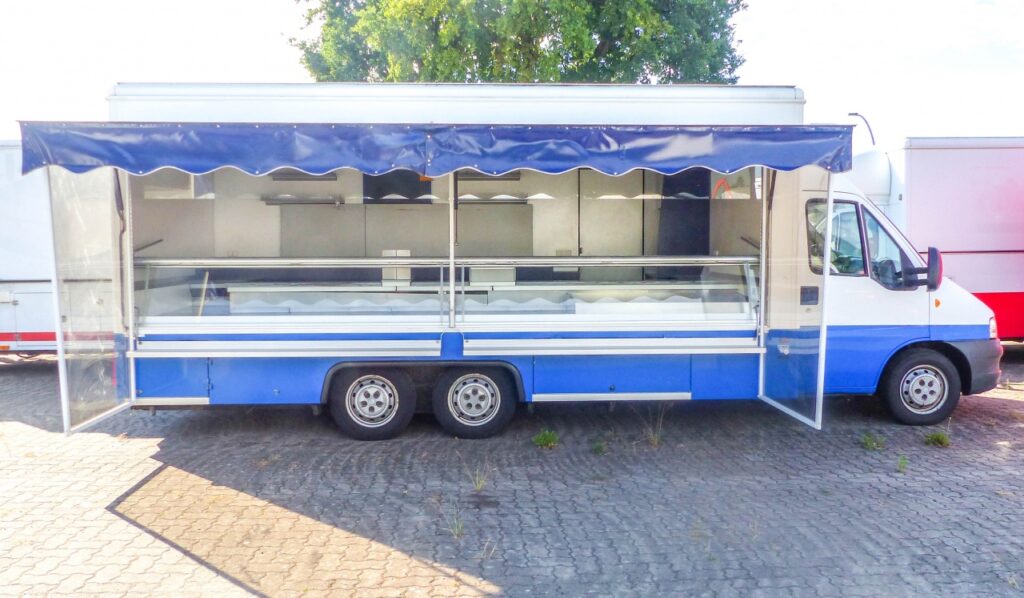 Kühltheke im Heck vertieft auf ca. 1200 mm, Edelstahlwanne ca. 1500 x 670 mm in Kühltheke, große Kühltruhe für Vorrat, Lampenblende mit Sichtfeldern, Staufach für Reserverad, Fahrerhaus mit 2 Einzelsitzen.--Der Verkauf des Fahrzeuges erfolgt zum Sonderpreis nur im Ist-Zustand.-Das Fahrzeug hat keinen TÜV (ohne gültige Hauptuntersuchung).-Instandsetzungsarbeiten nur gegen Aufpreis.