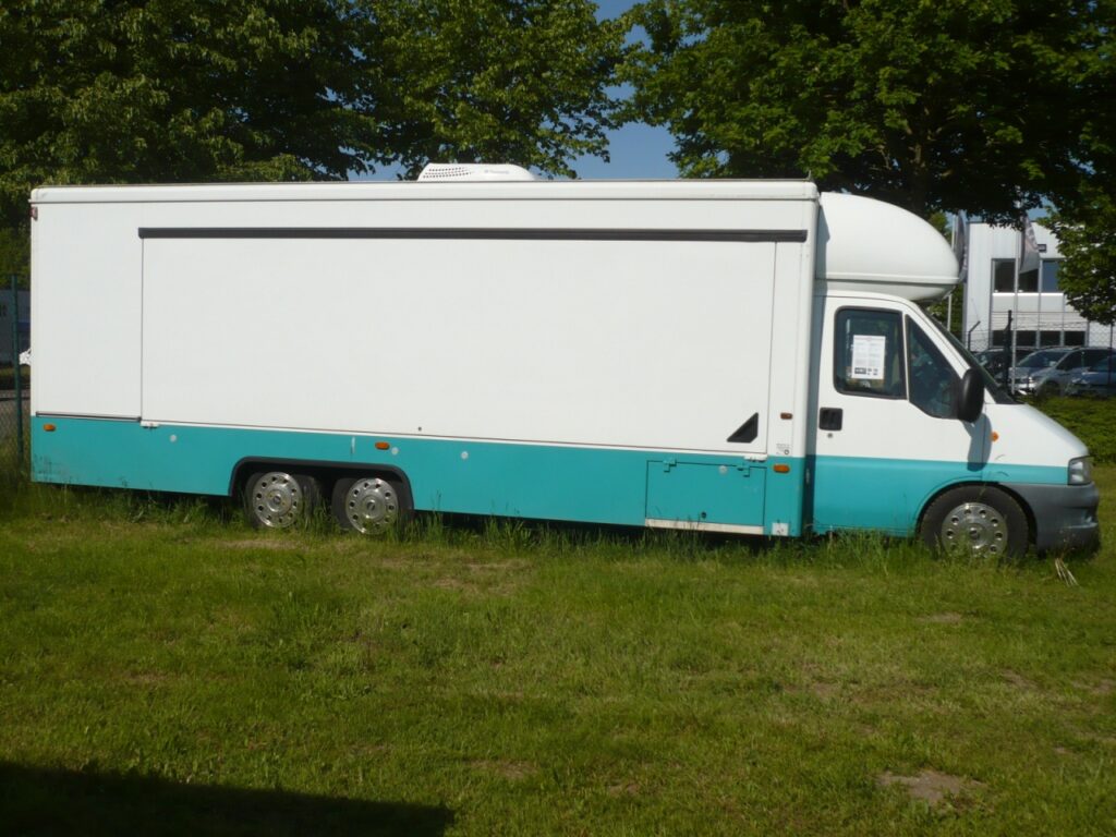 Großer Kühlraum im Fahrzeugheck, UBERT Fisch-Friteuse SFF95 mit Abzugshaube, Propangasheizung, Edelstahlarbeitsflächen uvm.--Das Fahrzeug ist nicht fahrbereit und hat keinen TÜV (ohne gültige Hauptuntersuchung), daher erfolgt der Verkauf zum Sonderpreis nur im aktuellen Zustand. -Eine Überführung des Fahrzeuges ist nur mit einem dafür geeigneten Transportfahrzeug möglich.-Alle erforderlichen Instandsetzungsarbeiten erfolgen nur gegen Aufpreis.---Der Verkauf erfolgt im Kundenauftrag.   -   Kontakt  Tel. 0151 40158861