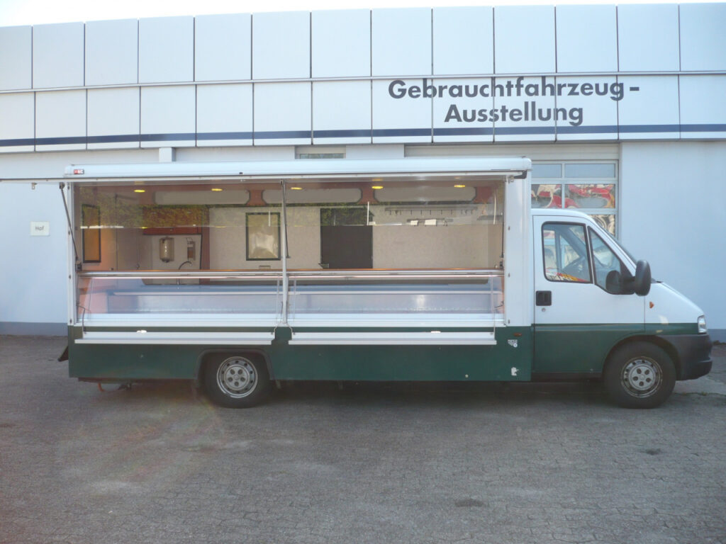 Wochenmarkt-Verkaufsmobil Verkaufskühltheke mit 740 mm Auslagentiefe und verstärkter Kühlleistung 32°, Durchrostungen am Fahrerhaus vorhanden.