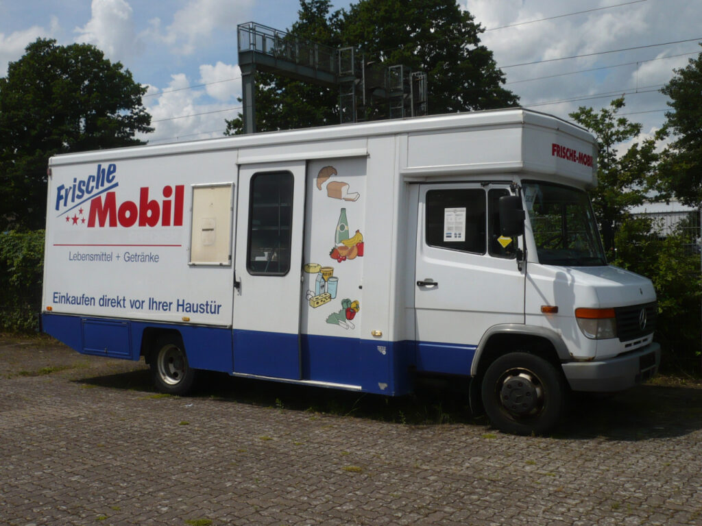 Vollsortiment-Fahrzeug für den Lebensmittelhandel.--Der Verkauf erfolgt im gegenwärtigen Ist-Zustand.-Das Fahrzeug hat keine gültige Hauptuntersuchung (TÜV-Abnahme)-Instandsetzungsarbeiten  nur gegen gesonderte Berechnung.--Durchrostungen am Fahrgestell und Fahrerhaus vorhanden.