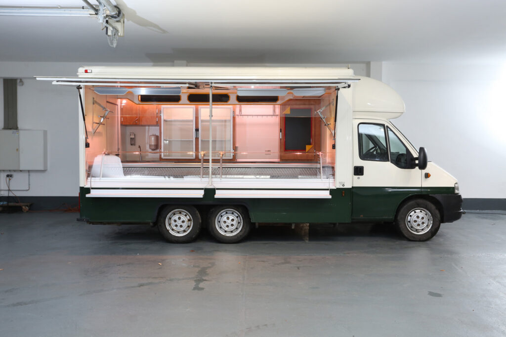 Wochenmarkt Verkaufsmobil mit sehr umfangreicher Ausstattung. Raumkühlung, 32° Thekenkühlung, Sichtkühlschrank, großer Vorratskühlschrank und 3 Kühlfächer. Fahrgestell, dem Alter entsprechend mit Rostbefall. Auf Anfrage verkaufen wir Ihnen dieses Fahrzeug auch gerne im aktuellen Ist-Zustand zu einem Sonderpreis. Sprechen Sie uns hierzu gerne an.