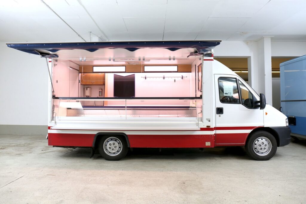 Fleisch- und Wurstwaren Verkaufsmobil für den Wochenmarkt.-Gepflegter Zustand.--Der Verkauf erfolgt im fahrbereiten Ist-Zustand.-Eine Funktionskontrolle des Verkaufsaufbaus mit Gerätschaften wird vorgenommen.-weitere Instandsetzungsarbeiten nur gegen gesonderte Berechnung.