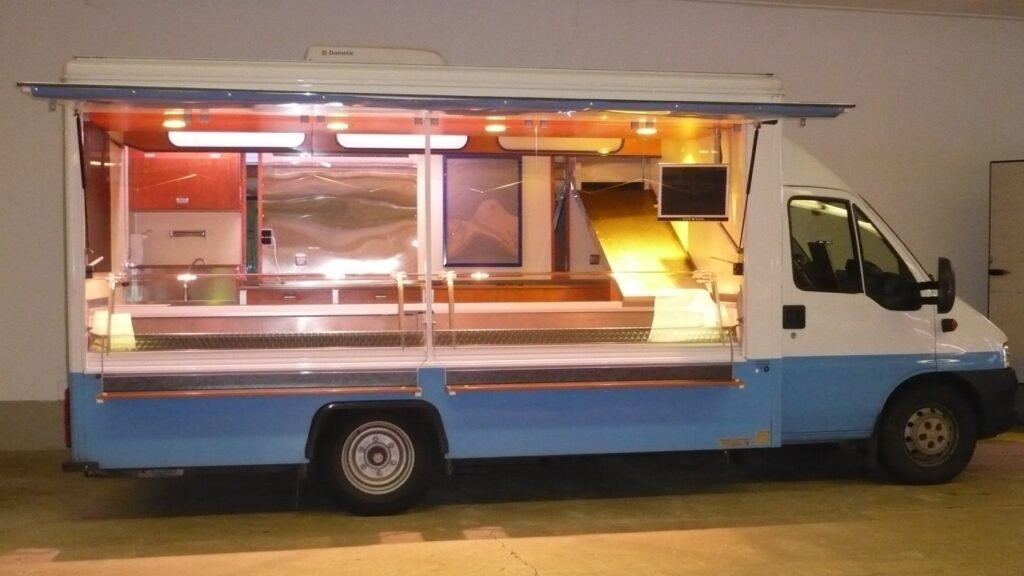 Fischmobil mit 4 m Kühltheke, 2 x Kühlfächer und Kühltruhe, gekühlte Schrägauslage, Gas-Heizung und Raumtemperierung, Bäro-Strahler uvm.-Das Fahrzeug wurde komplett aufbereitet und überarbeitet.--Achtung: Fahrzeug steht in Finnland!