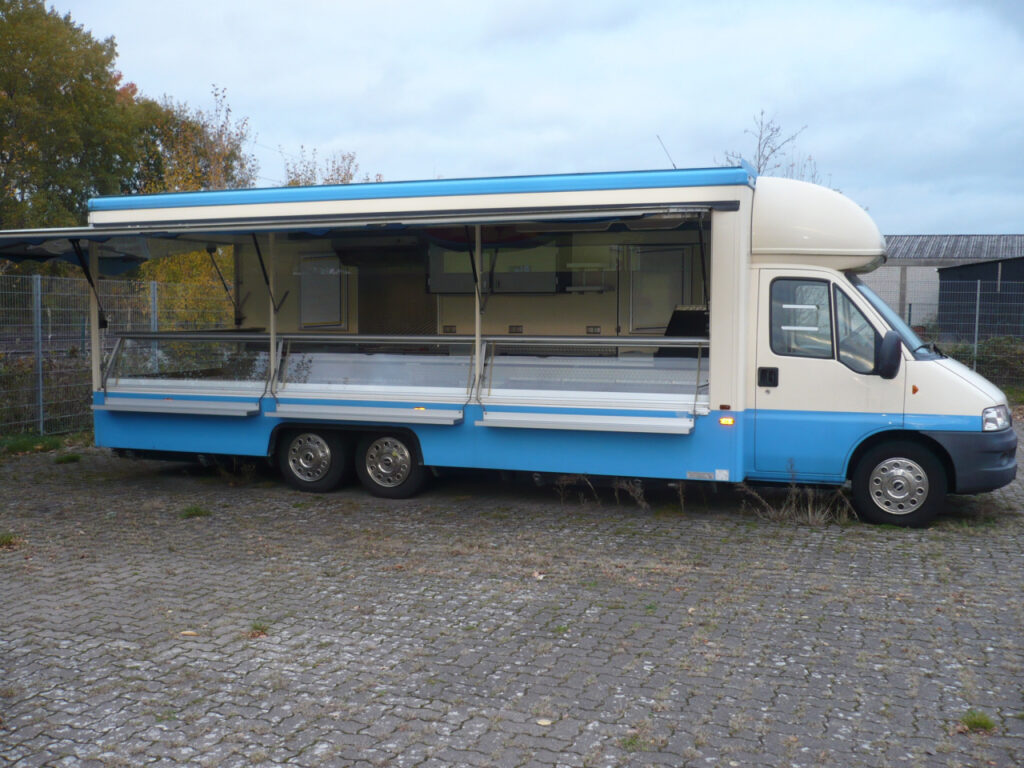 Wochenmarkt Verkaufsmobil mit Kühltheke über Eck, verstärkte Kühlleistung 32°, Dunstabzugshaube für Imbißgeräte vorhanden, Das Fahrzeug hat keinen TÜV, Durchrostungen am Fahrerhaus, eine defekte Bremsanlage und weitere fällige Instandsetzungsarbeiten. Aufbau und Inneneinrichtung sind in einem gepflegten Zustand. Der Verkauf erfolgt daher zu einem Sonderpreis. Alle fälligen Reparaturen gehen zu Lasten des Käufers.