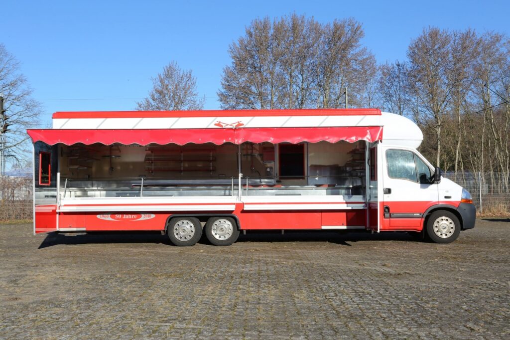 Wochenmarkt Verkaufsmobil mit umfangreicher Ausstattung, Raumkühlung mit abgehängter Lochdecke und Zusatzisolierung, Theke 670 mm mit Leistungssteigerung und Panoramaverglasung, Bäro-Beleuchtung, Alu-Seitenblenden, sehr viele Kühlschränke uvm.