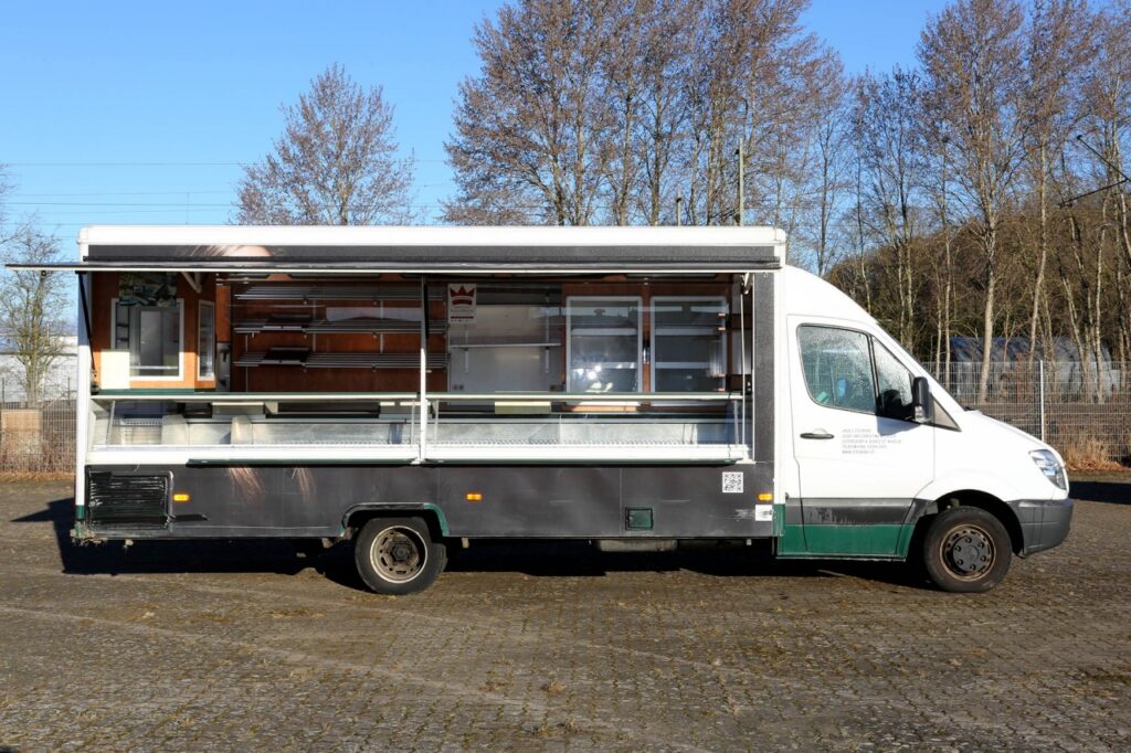 Robustes Fahrzeug für den Markt- und Tourenverkauf. DOMETIC Stromerzeuger an Bord zum Betrieb der elektrischen Verbraucher. Großer Kühlschrank mit verglasten Türen sowie verglaste Vitrine für Kuchen etc. auf der Zahlablage.-Das Fahrzeug hat Lackschäden, Durchrostungen und notwendige Instandsetzungsarbeiten an Bremsen, Stoßdämpfern, Turbolader, Reifen usw.--Das Fahrzeug hat eine österreichische Zulassung und  keinen TÜV (ohne gültige Hauptuntersuchung), daher erfolgt der Verkauf zum Sonderpreis nur im aktuellen Zustand.-Instandsetzungsarbeiten nur gegen Aufpreis.