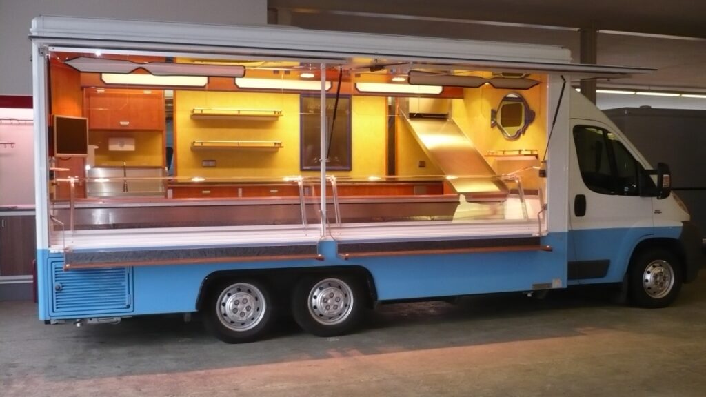 Sehr gepflegtes Fisch-Verkaufsmobil mit 4,50 m Panorama-Kühltheke, 2 x Kühlfächer und Kühltruhe, gekühlte Schrägauslage, Gas-Heizung und Raumtemperierung, Bäro-Strahler uvm.-Das Fahrzeug wurde komplett aufbereitet und überarbeitet.