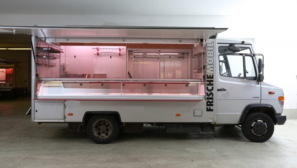 Verkaufsfahrzeug für Tour und Wochenmarkt mit eutektischer Kühltheke und Kühlschränken.