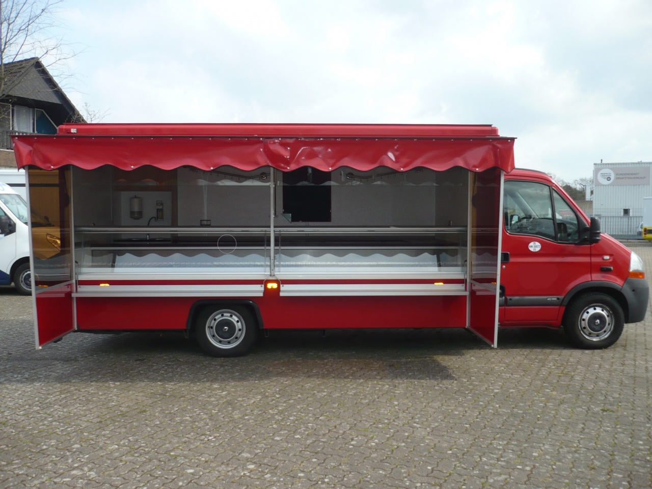 Fleisch- und Wurstwarenverkaufsmobil mit 4,50 m Kühltheke mit 2 Kühlfächern, Alu-Seitenblenden und Bäro-Lichtrohrsystem.
