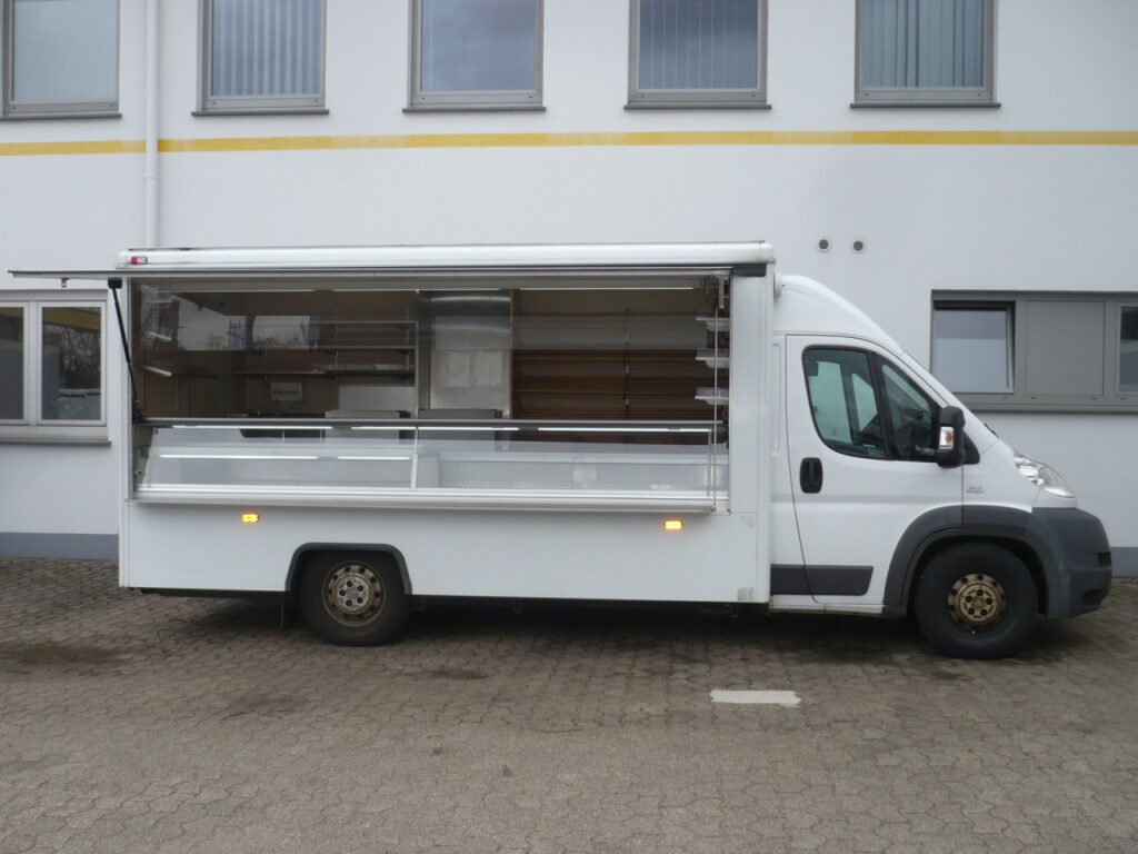 Tourenverkaufsmobil, Kühltheke 670 mm Auslage mit mittig fester Trennung.-2 Stück Ubert Bainmarie mit Propangasanschluß, Rückfahrkamera mit Signalgeber