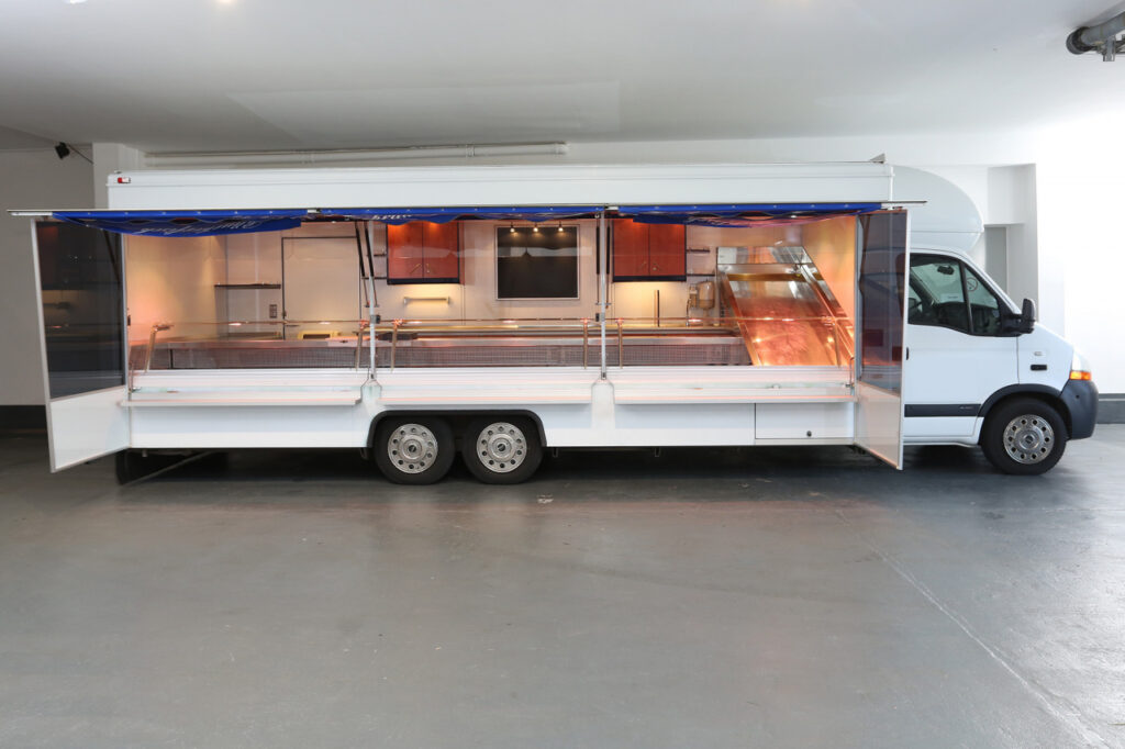 Gepflegtes Wochenmarkt-Verkaufsmobil, Panorama Edelstahl-Kontaktkühltheke mit 800 mm Auslage, verstärkte Kühlleistung 32°, große Schrägauslage mit Kontaktkühlung, Liebherr-Gefrierschrank, Fußbodenheizung uvm. Das Fahrzeug wurde komplett überarbeitet und gewartet.