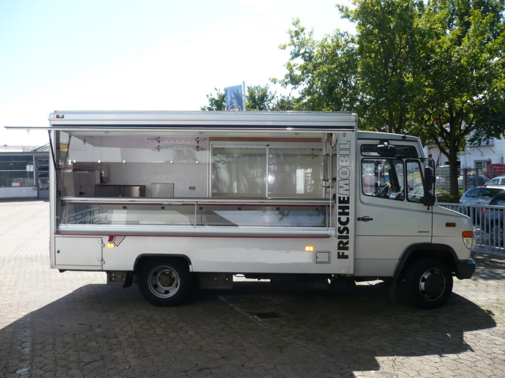 Verkaufsfahrzeug für Tour und Wochenmarkt mit eutektischer Kühltheke und Kühlschränken.