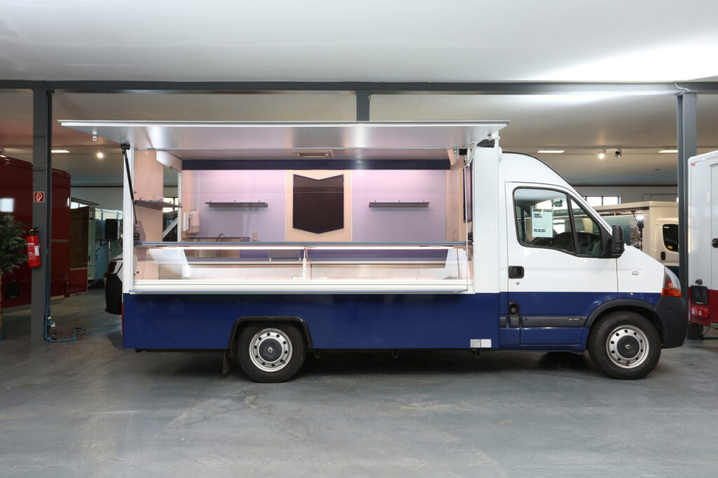 Fischverkaufsmobil mit 3,50m Kühltheke.  Ausstattungsdetails: Kassenschublade, Isoliertruhe uvm.-Unfallfahrzeug mit repariertem Klappenschaden.