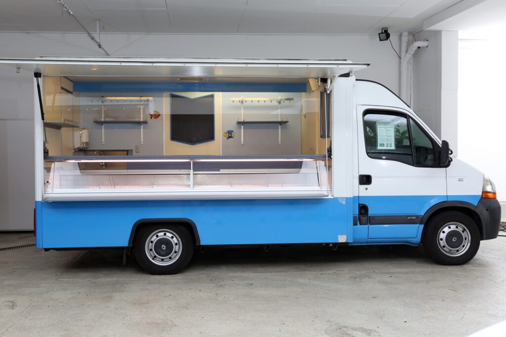 Fisch-Verkaufsmobil für den Tourenverkauf. Feste Thekentrennung mittig vorhanden, große Kühltruhe.-Gepflegtes Fahrzeug.