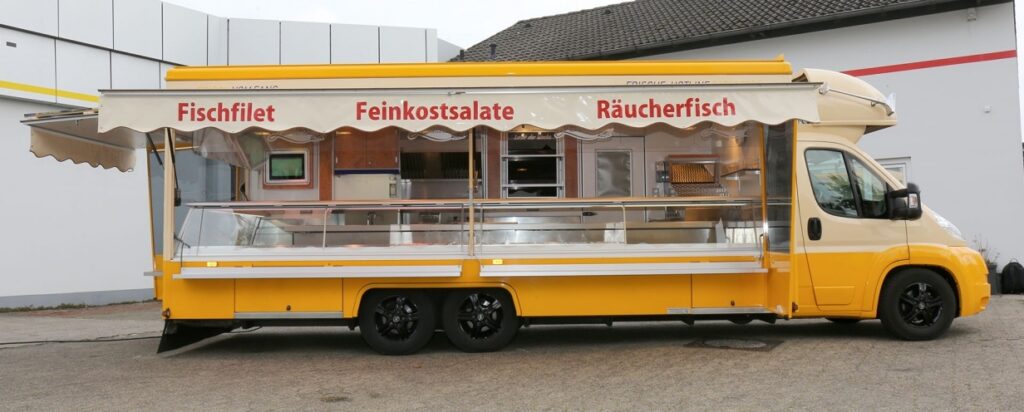 Sehr gepflegtes Fisch-Verkaufsmobil mit umfangreicher Sonderausstattung. Klimaanlage, Alu-Felgen, Arbeitsscheinwerfer, Rückfahrkamera uvm.  Kühlanlage mit verstärkter Leistung 32°, Kontakt-Kühltheke Edelstahl mit 800 mm Auslage, Heißgasabtauautomatik und Digitalsteuerung, getrennte Reglung der Theke möglich, Raumkühlung mit Lochdecke und Zusatzisolierung, Gefrierschrank,  Ubert 2-Korb-Friteuse mit Abtropfblech, Ubert Einzelfriteuse, Dunstabzugshaube.-Der Verkauf erfolgt im Kundenauftrag.