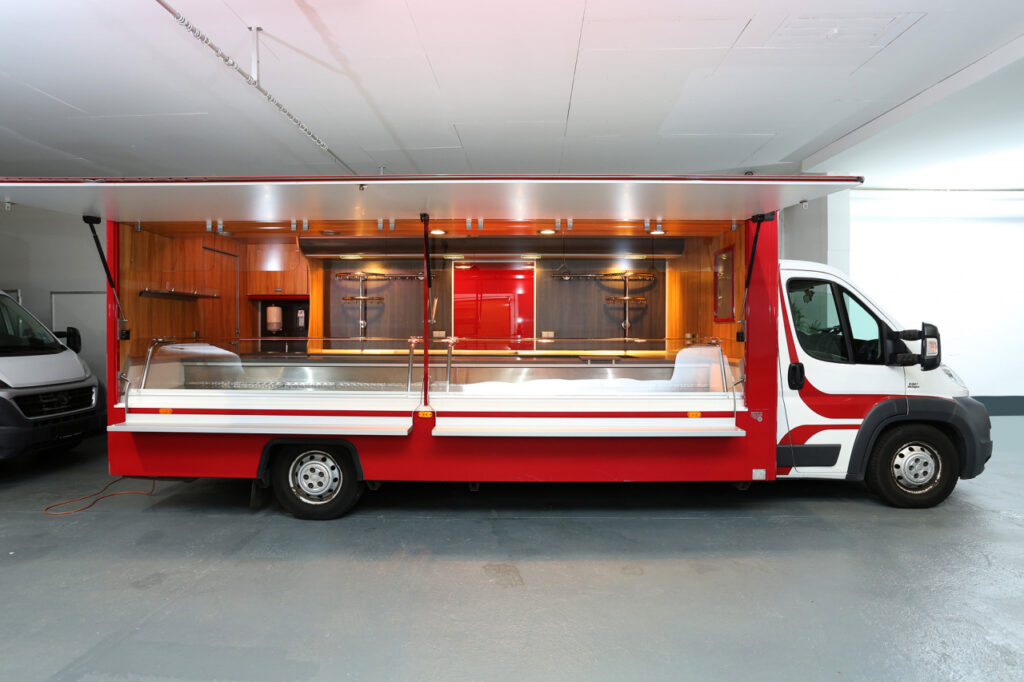 Gepflegtes Verkaufsmobil mit zusätzlichem Notstromaggregat.