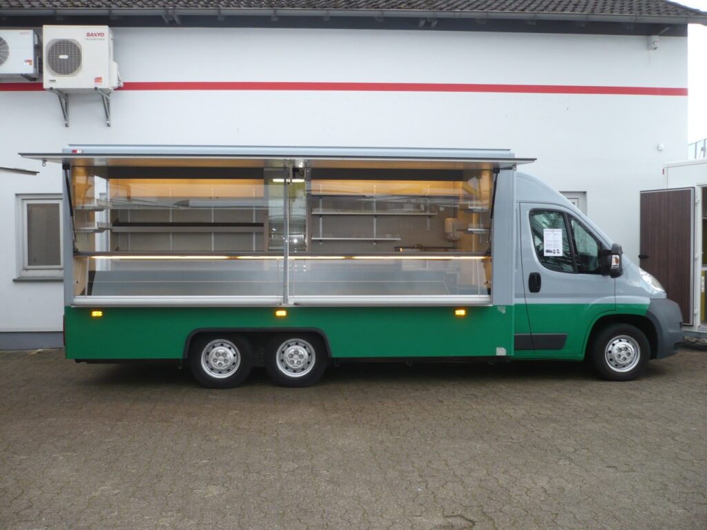 Verkaufsmobil mit schräggestellter Auslagefläche in der Verkaufstheke, mehreren verstellbaren Regalen an der Verkaufsrückseite, und Glastürenkühlschrank. Universell einsetzbar für den Verkauf von Obst & Gemüse, Blumen, Gewürzen, Textilien, Lederwaren,Tierbedarf, Kleinteilen usw.