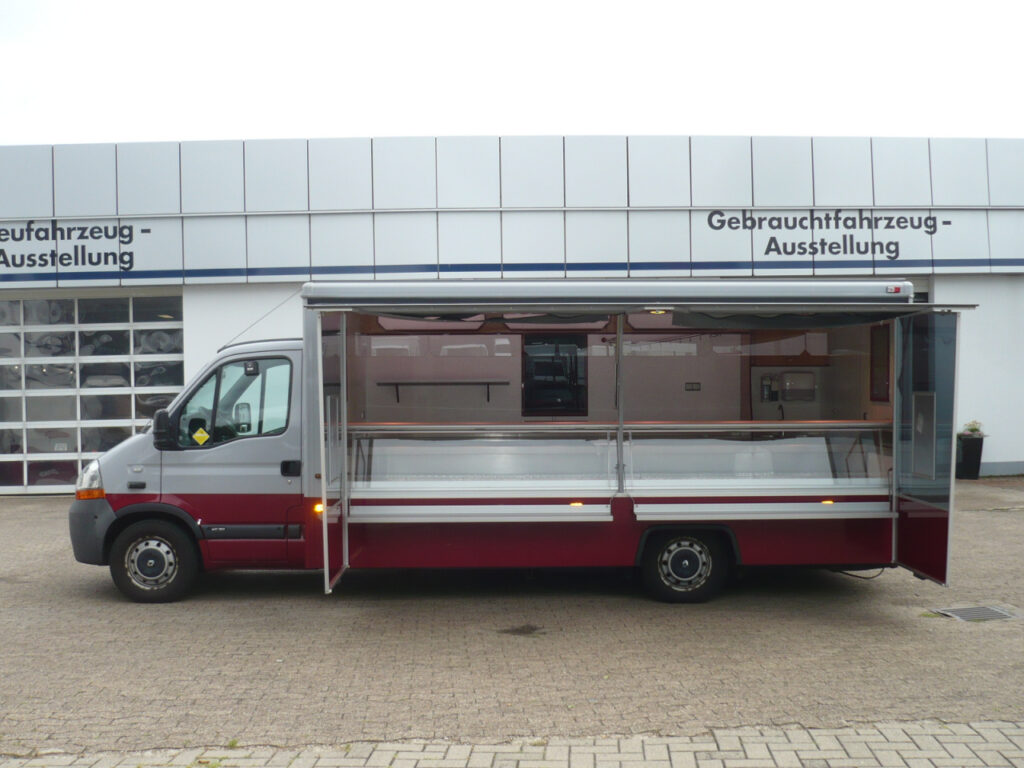 Gepflegtes Wochenmarkt-Verkaufsmobil -  Verkaufsseite links -  Kühltheke 740 mm Auslage mit verstärkter Leistung 32° und Edelstahl-Arbeitsflächen.