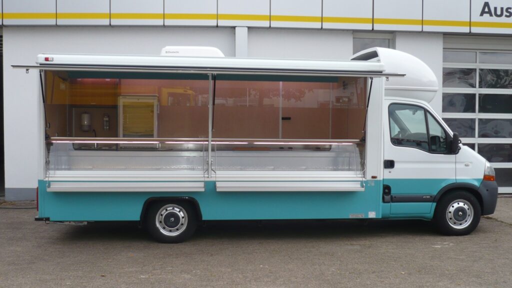 Verkaufstheke 740 mm aus Edelstahl, alle Arbeitsflächen und Kühltruhe mit Edelstahl belegt.-Feste Thekentrennung mittig, verstärkte Thekenkühlung mit eutektische Rohren unterstützt für Fahrtkühlung und Deckenklimagerät.-AT-Getriebe bei ca.122.000 km (12-2018)-Das Fahrzeug wurde komplett überarbeitet, inklusive Inspektion und neuer TÜV-Abnahme.