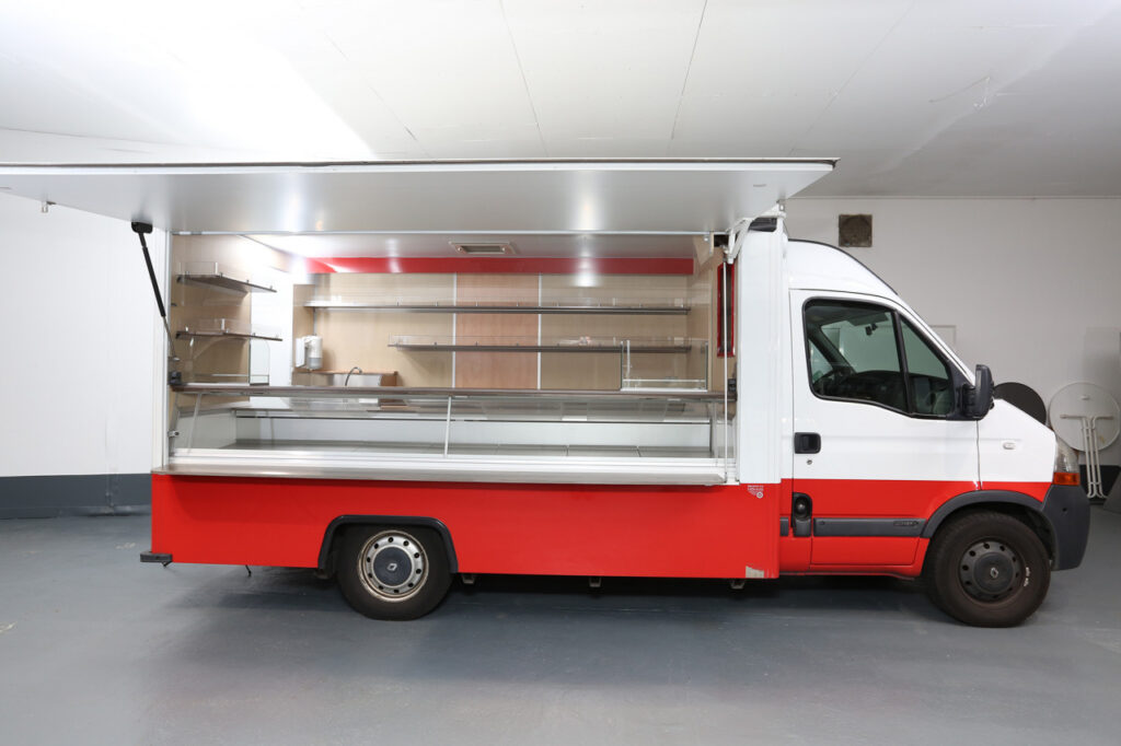 Wochenmarkt-Verkaufsmobil in geflegtem Zustand. Scheckheftgepflegte Wartungsnachweise. Zahnriemen gewechselt.-Standheizung vorhanden. 2 Präsentationshauben auf Zahlplatte, Acryl-Abdeckung für Theke vorhanden.