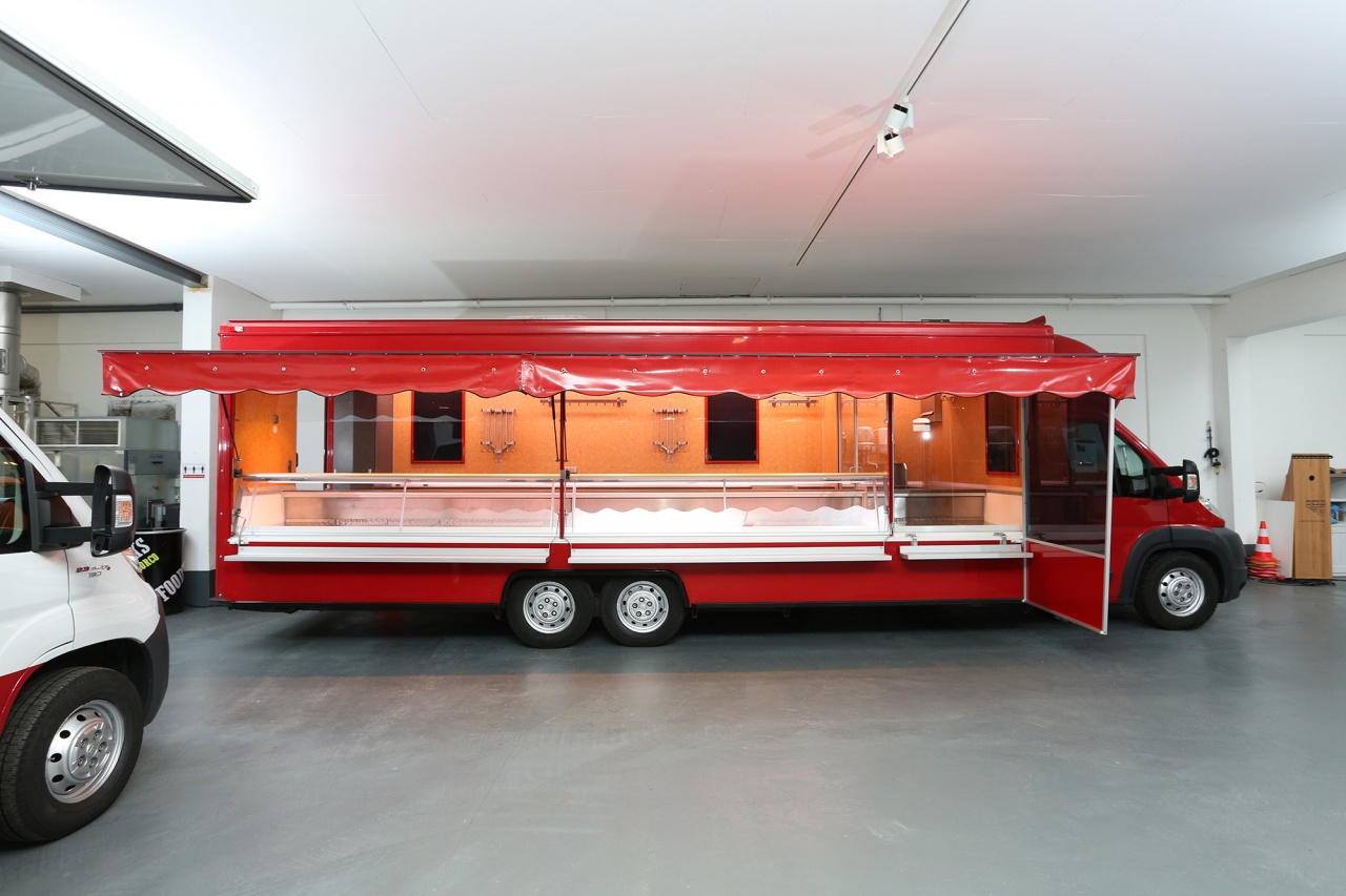 Fleisch- und Wurstwaren Verkaufsmobil mit separatem Hackfleischabteil. Kühltheke mit verstärkter Leistung bis 32° Aussentemperatur