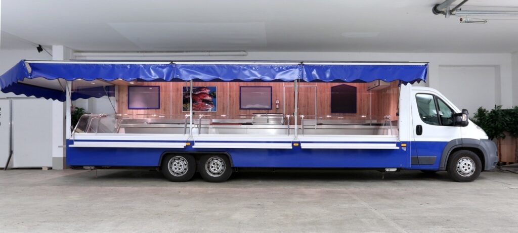 Fisch-Verkaufsmobil in gepflegtem Zustand mit umfangreicher Ausstattung. Panorama-Kühltheke über Eck mit BÄRO-LED-Strahlern, 7 Kühlfacher, Stromaggregat für Notversorgung, Einstiegtür 900 mm breit, Rückfahrkamera, alle Arbeitsflächen in Edelstahl, uvm. -Fahrzeug ist mit einem Geschwindigkeitsbegrenzer ausgestattet. 90 km/h Höchstgeschwindigkeit.