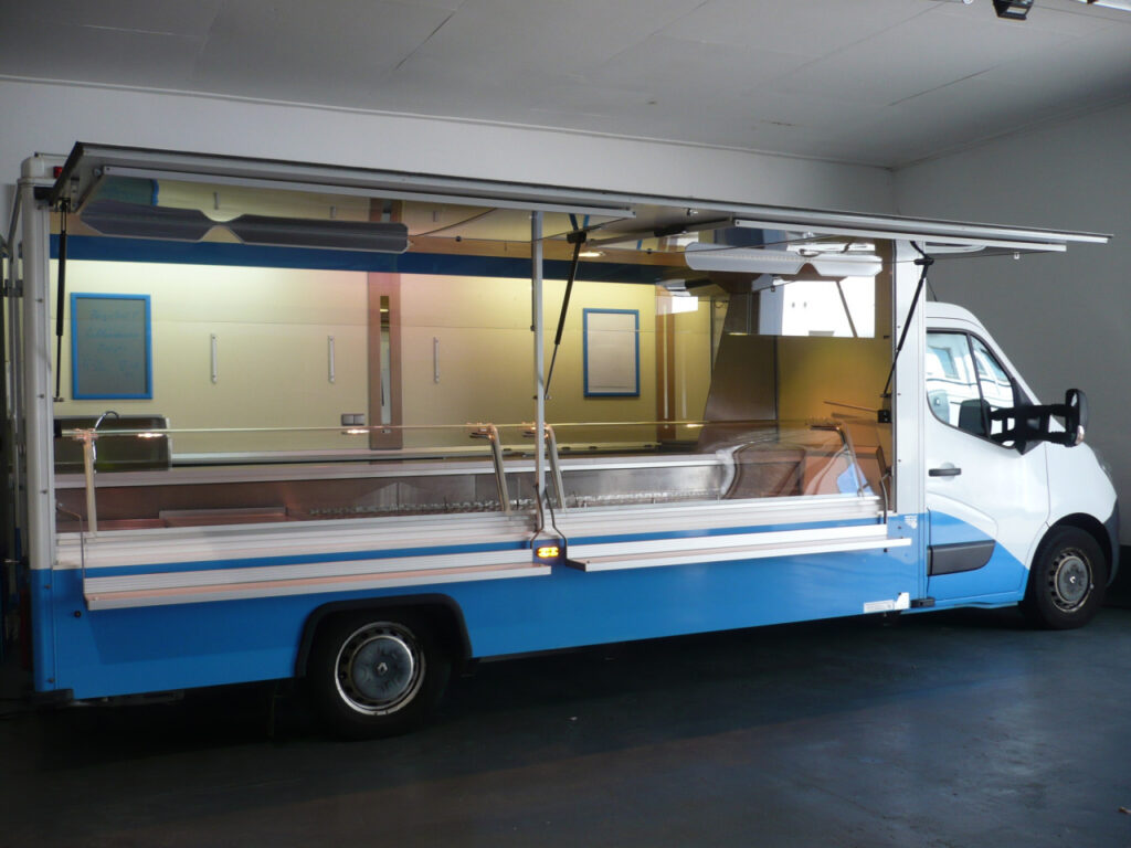 Gepflegtes Wochenmarkt-Verkaufsmobil mit 4,50 Panorama-Kühltheke, großer Kühltruhe und Bäro-Beleuchtung. UBERT Zweikorb-Friteuse (Gasbetrieb) mit Deckel sowie Abzugshaube vorhanden.