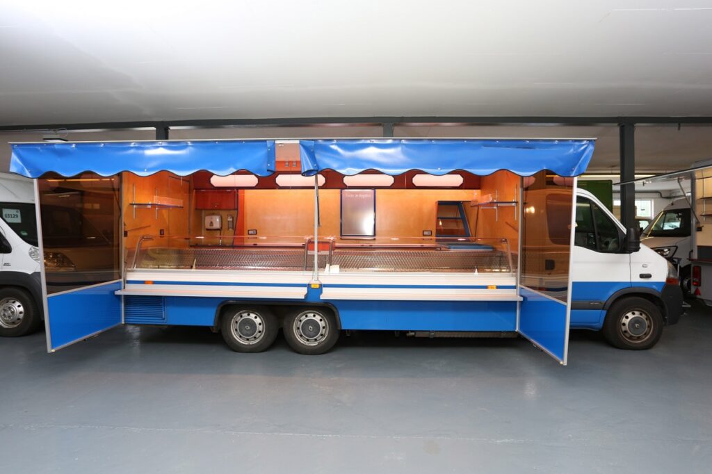 Fischverkaufsmobil mit 5m Kühltheke.-Ausstattungsdetails: 3,20m  Kühltruhe, 1 Liebherr-Gefriertruhe, 2 Borde, Unterflur-Abwassertank für Theke und Truhe uvm.