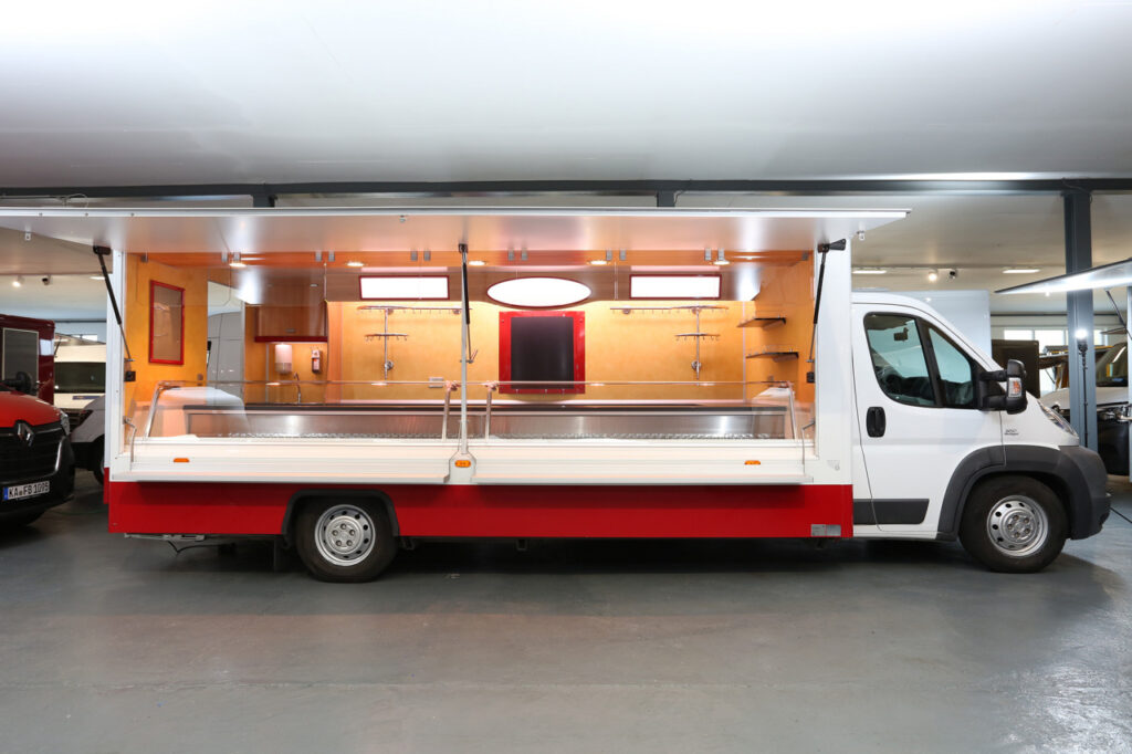 Gepflegtes Wochenmarkt Verkaufsmobil mit verstärkter Kühlanlage und Panorama-Kühltheke, 740 mm Auslage, 2 Kühlschubladen unter Theke, 1 Kühlschrank, Bäro-Strahler überTheke, uvm. Das Fahrzeug wurde komplett überarbeitet.