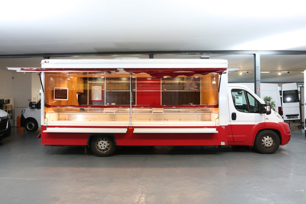 Wochenmarkt Verkaufsmobil mit verstärkter Kühlanlage, Kühltheke mit 740 mm Auslage und Acrylglas-Abdeckung, 2 Kühlschubladen unter Theke, 1 Kühlschrank, Deckenklimagerät, Bäro-Strahler überTheke, Toplight-Strahler an Rückwand, beheizte Körperschutzkante, Rückfahrvideosystem,  Propangasanlage mit Gassteckdose uvm.