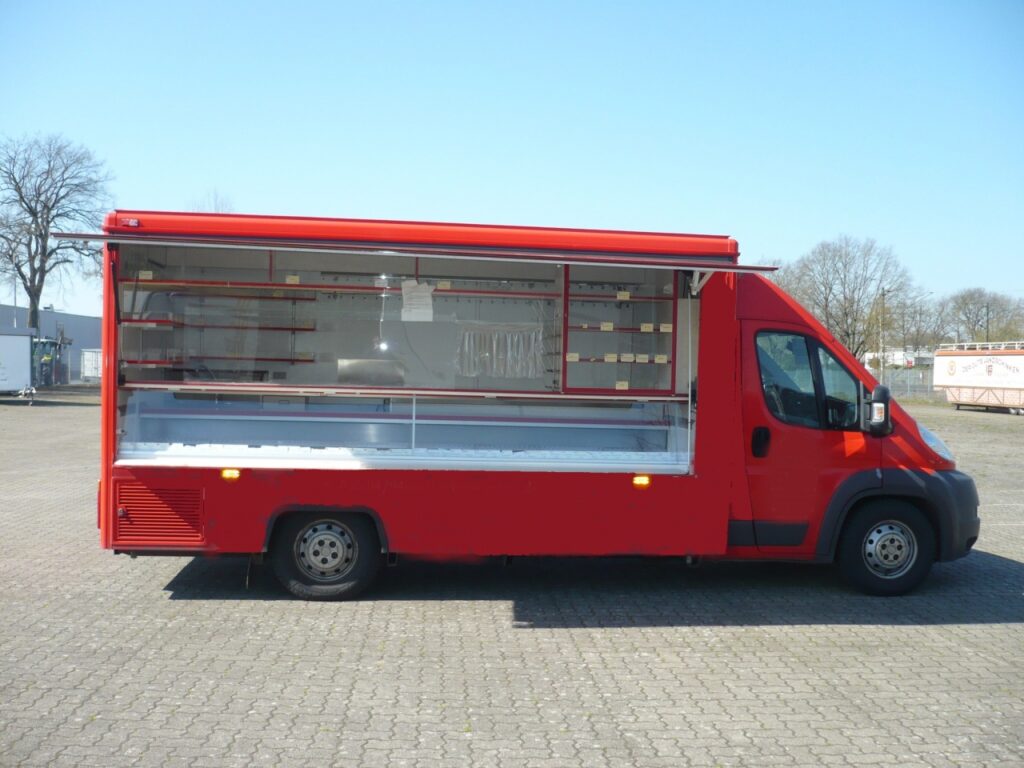 Fleischverkaufsmobil mit 4m Kühltheke.-Ausstattungsdetails: Digitaler Fahrtenleser, Hackblock, 3 Borde, Isoliertruhe uvm.