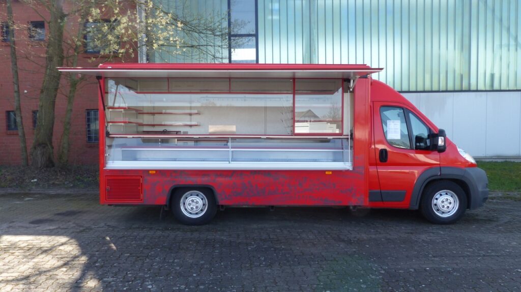Verkaufsmobil mit 4m Kühltheke und großer Kühltruhe.