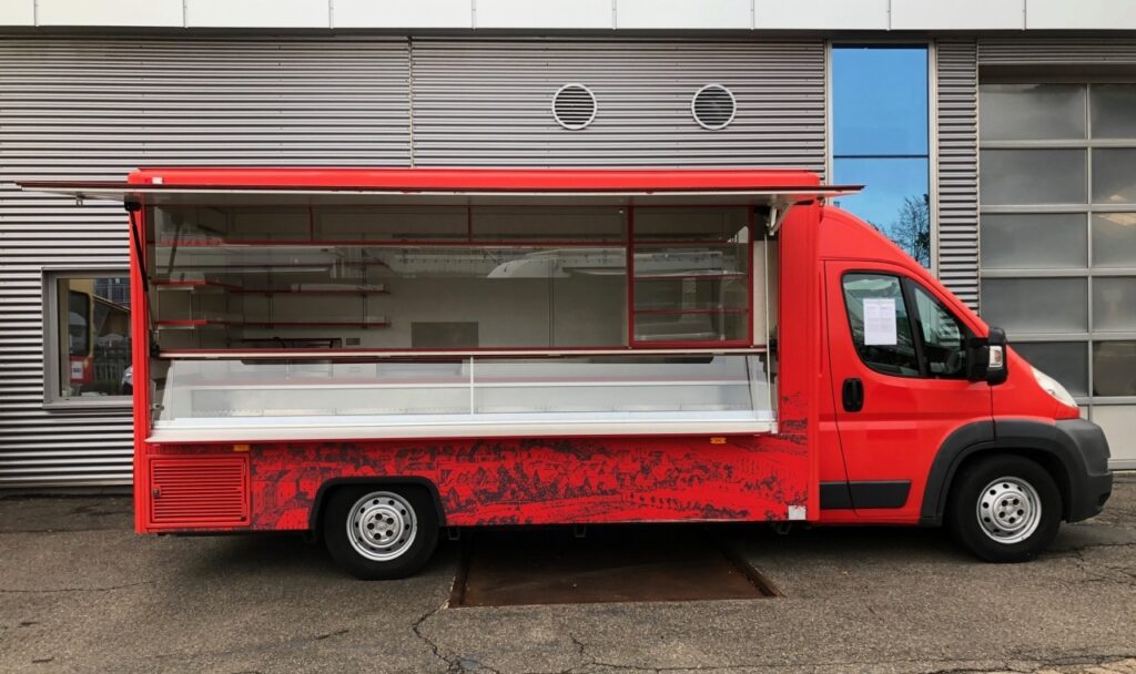 Verkaufsmobil mit 4m Kühltheke und großer Kühltruhe.