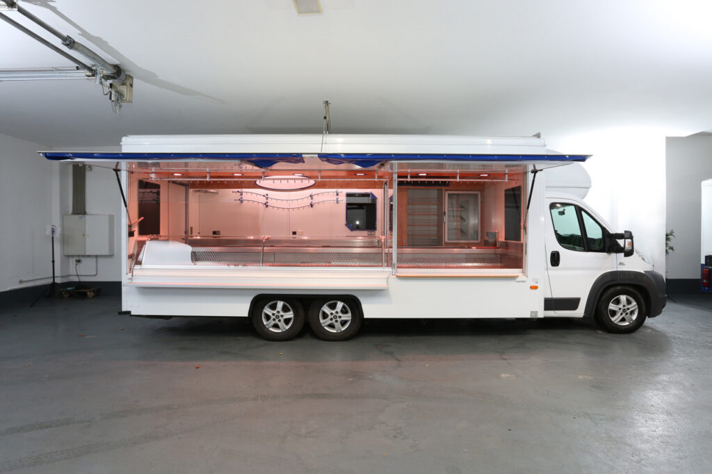 Fleischerei-Verkaufsmobil mit Hackfleischabteilung, Raumkühlung mit Zusatzisolierung und Lochdecke, Edelstahl-Arbeitsflächen, Notstromaggregat uvm.